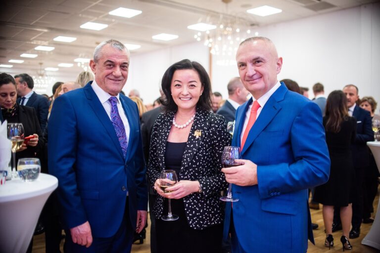 Ambasadorja e SHBA: Jam e prekur nga mikpritja shqiptare