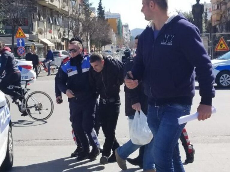 Plas sherri në mes të Tiranës, mbërrin policia shoqëron të rinjtë