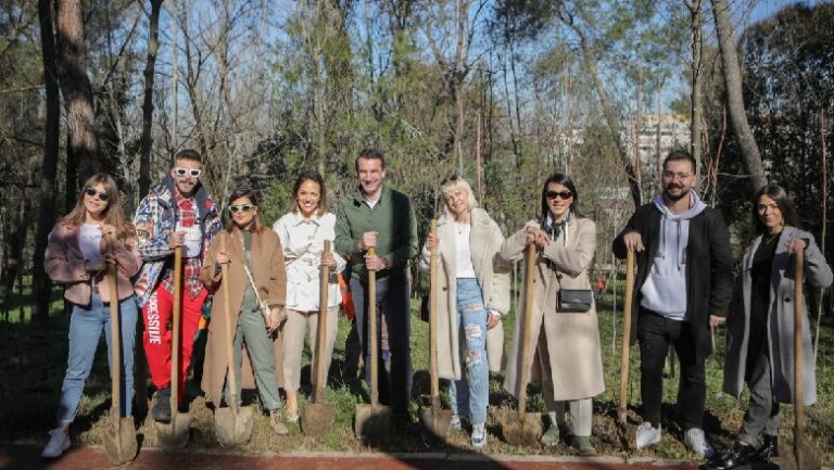 Blogerët mbjellin pemë për 100-vjetorin e Tiranës, Veliaj: Mirënjohës që promovoni vendin