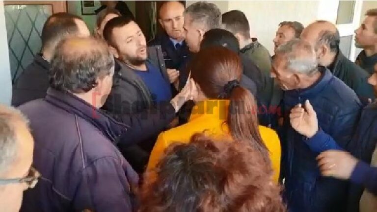 Drejtoresha e Arsimit Fier: Vajza shtatzënë! Kundërshtojnë familjarët