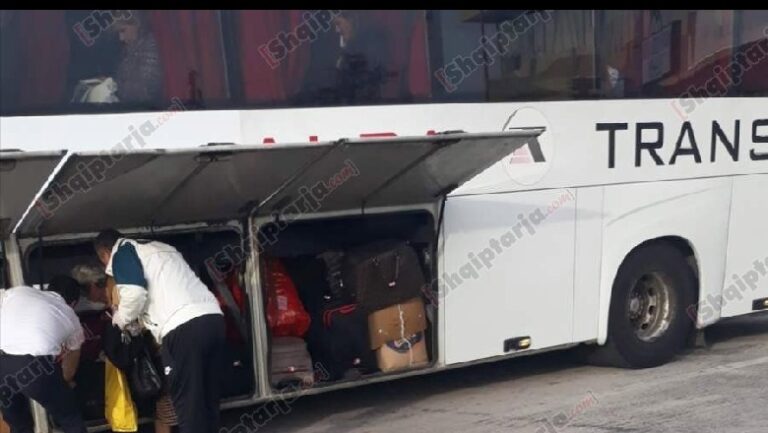 Një autobus me udhëtarë hyn në tokën shqiptare! Policia i sjell në Tiranë