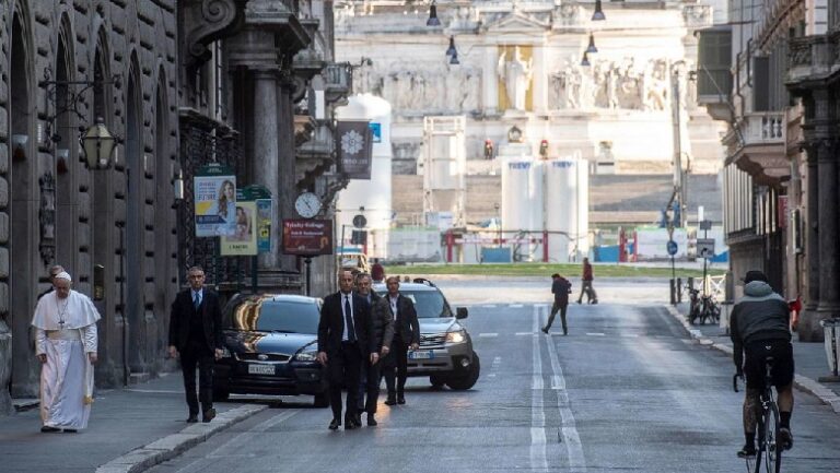 Papa Françesku del nga “shtëpia”, shëtit në këmbë