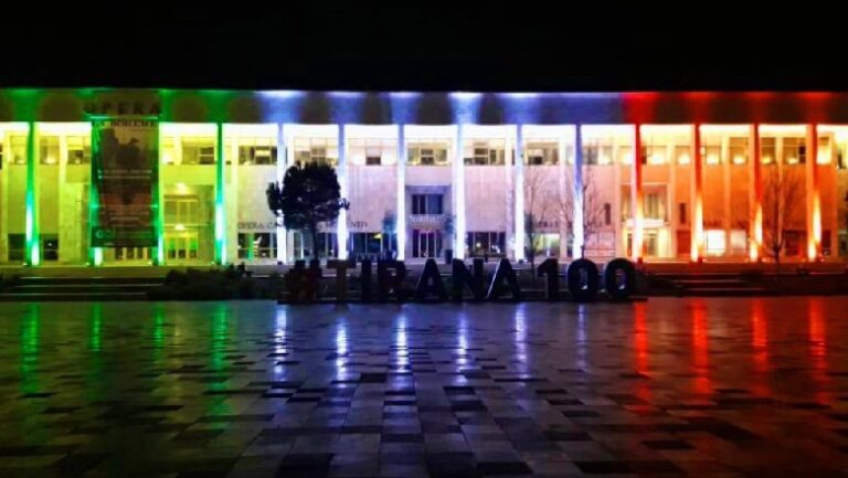 Tirana ndez ngjyrat e flamurit italian! Veliaj: Luftojmë dhe fitojmë së bashku ndaj Covid-19