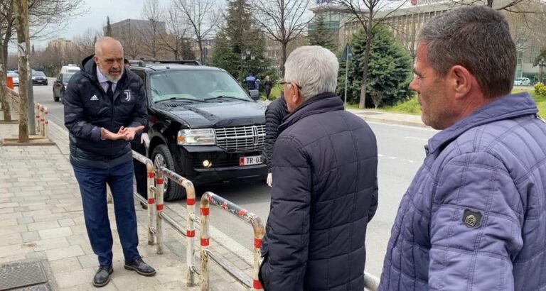 Pa maskë dhe pa doreza/ Rama ”sherr” me të moshuarit në tregje (FOTO)