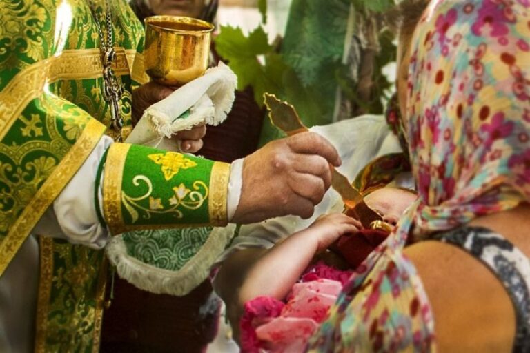 Prifti mban kungimin dhe u jep besimtarëve të njëjtën lugë