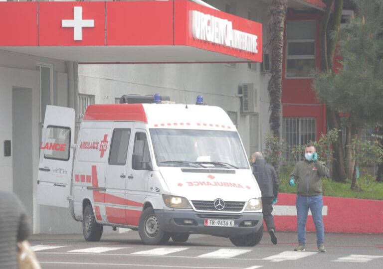 Ishin në karantinë në banesë, përkeqësohet shëndeti i bashkëshortëve, nisen drejt Infektivit