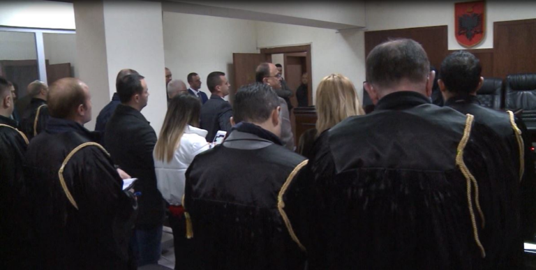 COVID 19 zbraz qelitë, lirohen 55 të arrestuarit për lojërat e fatit