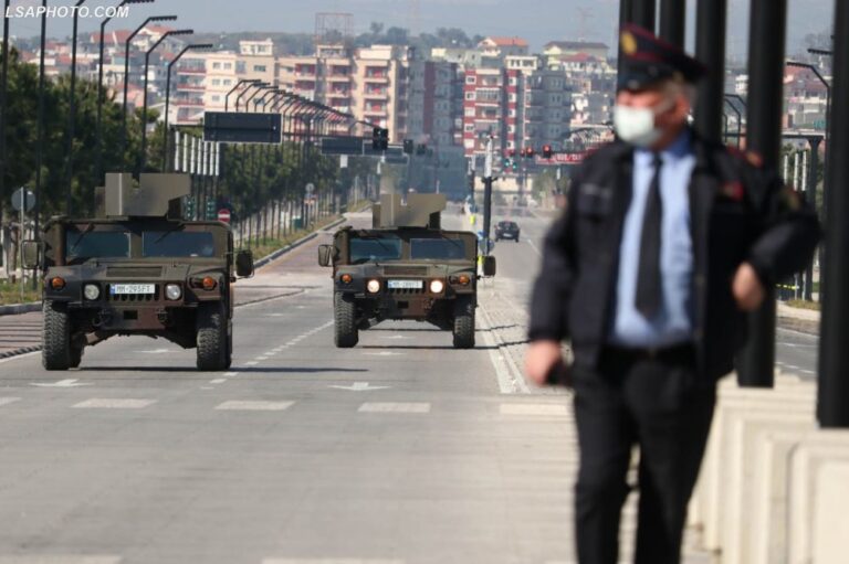Ikën nga shtëpia në datën 1 janar, nuk dihet fati për dy vajzat e mituara