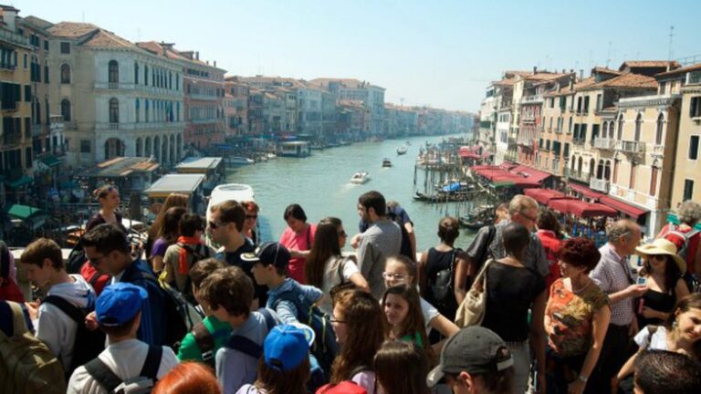 Pas ”shtetrrethimit”, Venecia transformohet për mirë (FOTO)