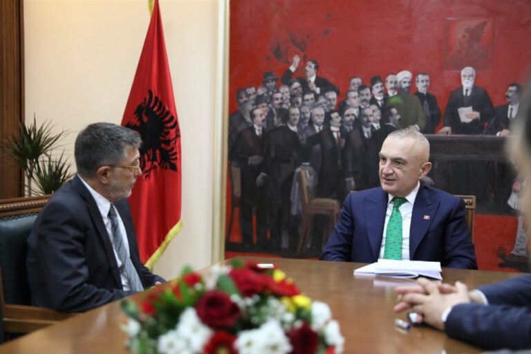 Presidenti Meta pret kreun e OBSH në Tiranë: Jo panik, ka vend vetëm për kujdesje