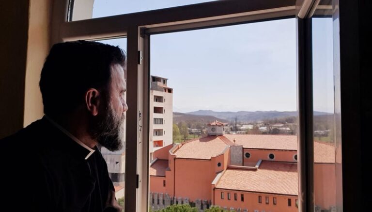 Të shohim nga dritarja e jo nga pasqyra…