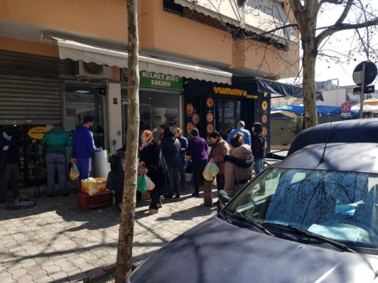 “Luftë” për bukë në qytetet e Shqipërisë