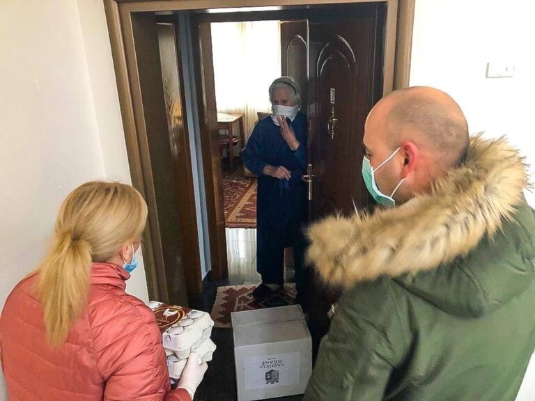 Urimi i veçantë i Veliajt për administratoren që po e kalon ditëlindjen duke çuar pakot ushqimore në çdo shtëpi të moshuarish të vetmuar