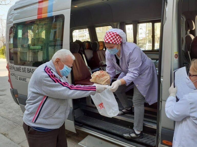 Këshilli Bashkiak miraton vendimet që garantojnë transportin e personelit mjekësor dhe shërbimin me ushqime për të moshuarit dhe shtresat në nevojë