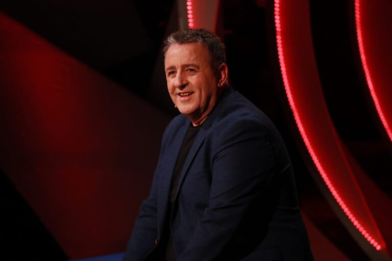 Mesazhet me këngë të Agron Llakajt: Lum si ti Shqipëri që s’ke pleqëri…