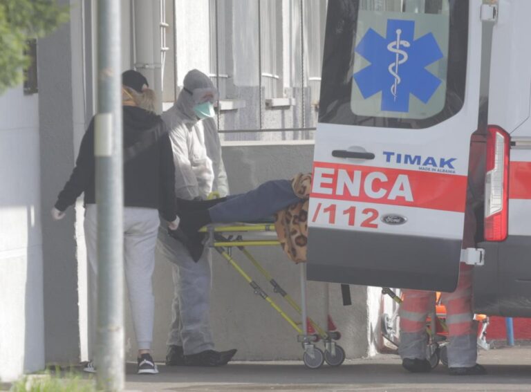 Fluks pacientësh në QSUT, mbi 200 urgjenca në ditë. Mjeku: Ndikon edhe pandemia