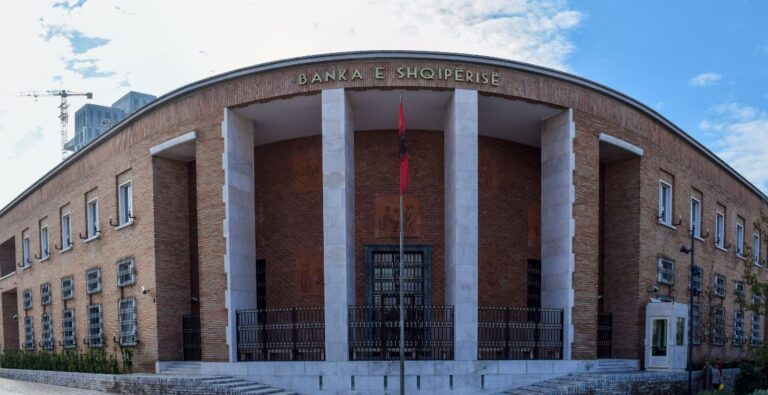 Banka e Shqipërisë bleu 11.5 mln euro të hënën, por rënia e monedhës europiane nuk ndalet
