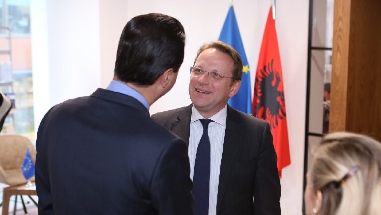 Komisioneri Varhelyi bisedë me Bashën: Kemi rënë dakord se reformat duhet të vazhdojnë