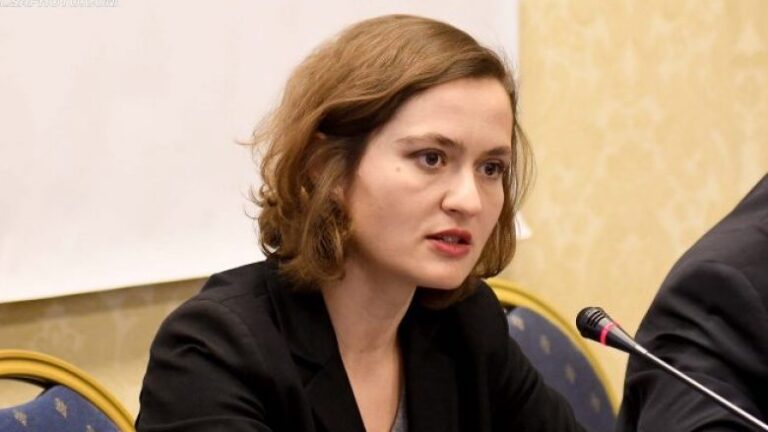 Shahini: Mbyllim shkollat, mësuesit të hapin klasa virtuale, në celularë ose rrjetet sociale