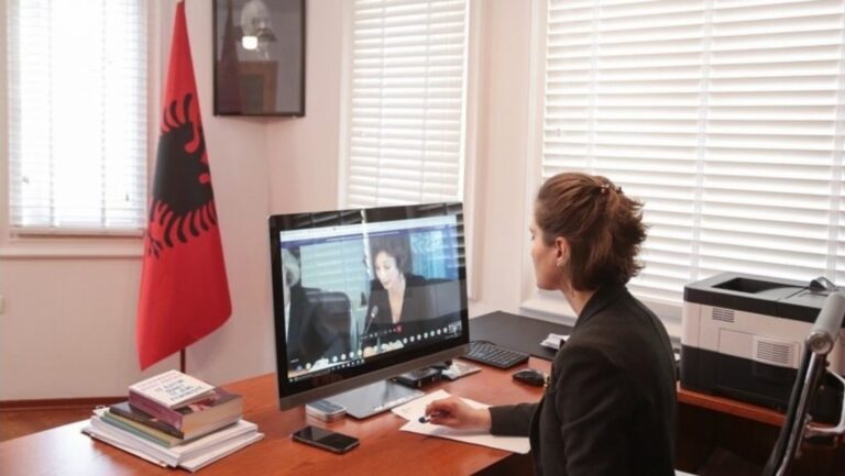 Viti shkollor/Shahini: Nuk përfundon më herët, kurse provimet e maturës…