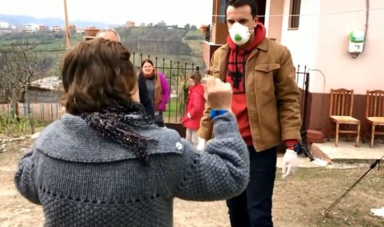 Veliaj del në terren, shpërndan pako me ushqime (VIDEO)