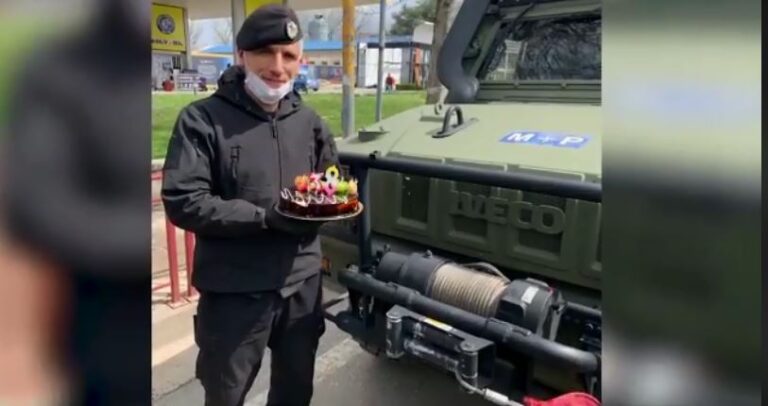 Datëlindje në rrugë, surpriza e kolegëve për major Bledar Bimaj (VIDEO)