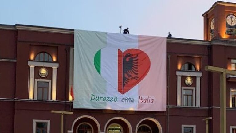 ‘Durrësi e do Italinë’, flamuri i italisë dhe vendit tonë në formë zemre shpaloset mbi Bashkinë e Durrësit