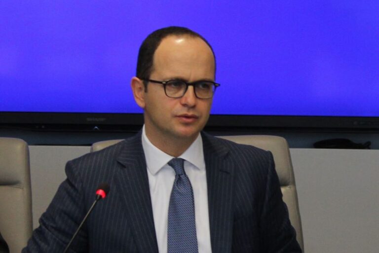 Mesazhi i Bushatit për Thaçin dhe Ramën: Shpresoj që piruetat me shkëmbimin e territoreve të kenë shërbyer si mësim