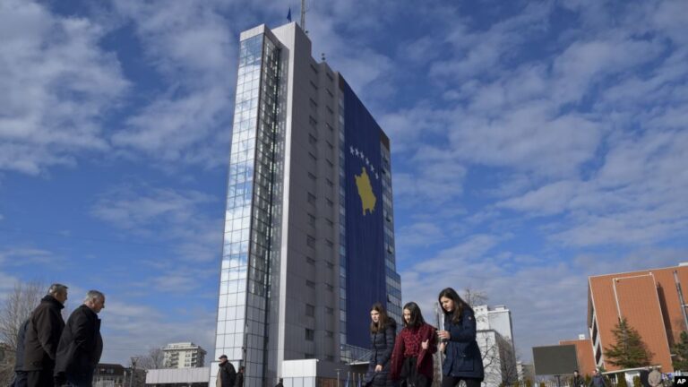 Qeveria e Kosovës kufizon lëvizjet – presidenti e cilëson veprim kundërkushtetues
