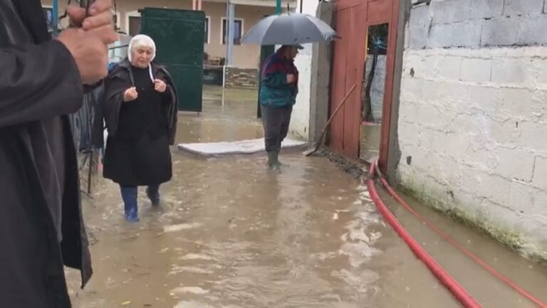 Moti i keq, përmbytje në disa fshatra