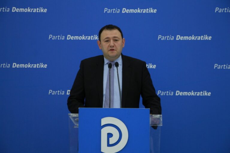 “Vetëm gjoba për qytetarët, asnjë masë”, PD: Elbasani vatër infeksioni, por tamponë për testime nuk ka