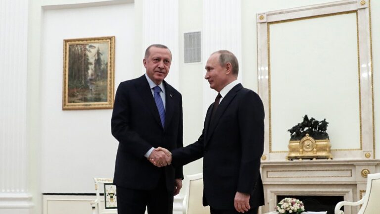 Pas 6 orë takim, Erdogan dhe Putin njoftojnë armëpushimin në Idlib