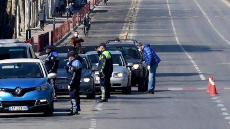 Shkelën masat, Policia bën bilancin:Makina të bllokuara, arrestime e gjoba