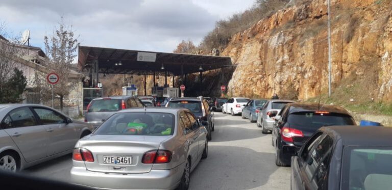 Qytetarët injorojnë apelin e Policisë Kufitare, rikthehen rradhët e gjata në Kapshticë