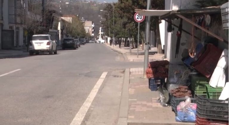 “Nuk po furnizohemi dot me bazë ushqimore”, banorët në Klos ngrenë shqetësimin për kufizimin e qarkullimit