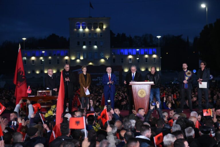 Presidenti Meta: Pyesni zëdhënësin Tedi Blushi për deklaratat e ambasdores