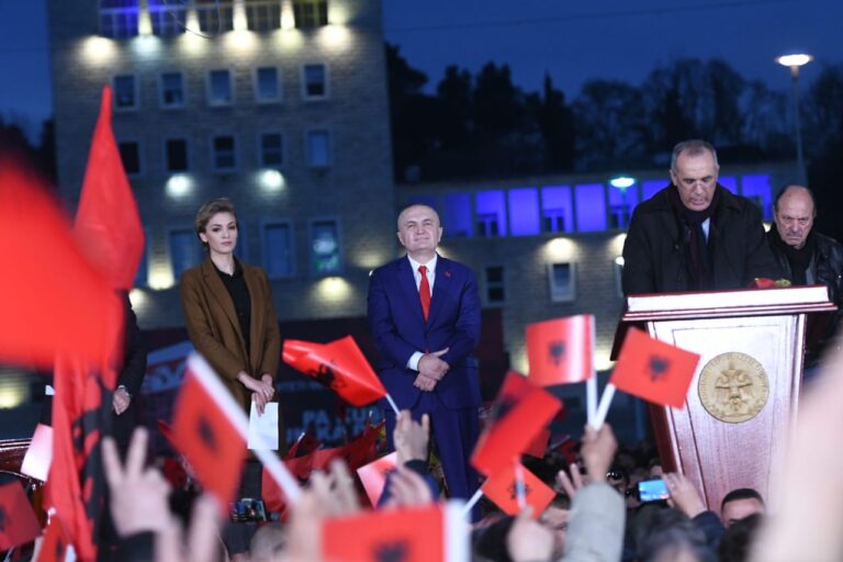 Presidenti Meta falenderon Ledi Biankun: Një popull që fle në demokraci, ka rrezik që një ditë të zgjohet në diktaturë