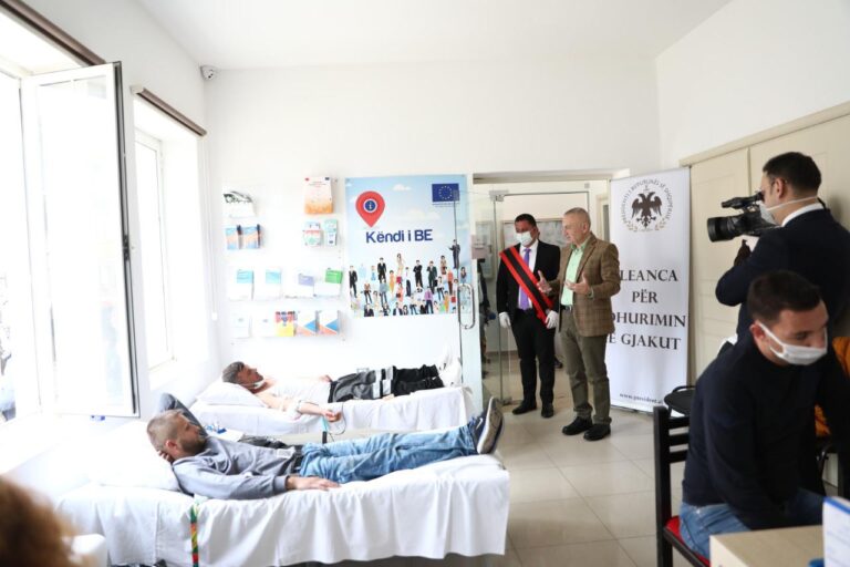 Presidenti Meta: Mirënjohje qytetarëve të Kavajës që iu bashkuan sot kauzës fisnike të dhurimit të gjakut