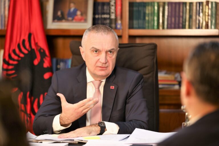 Presidenti Meta: Zgjidhje urgjente për shqiptarët e bllokuar në kufirin me Greqinë e Malin e Zi