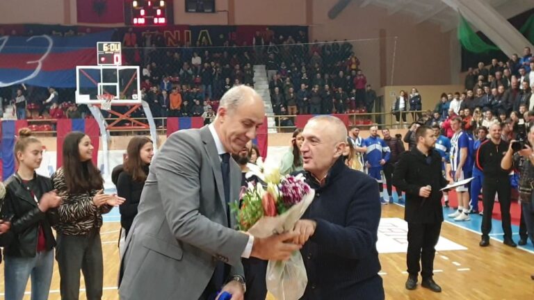 Vllaznia-Tirana/ Meta zbret në fushën e lojës, Pallati i Sportit në kor: Rama ik!