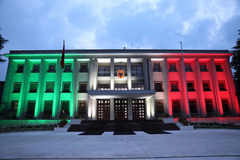 Presidenca ndriçohet me ngjyrat e flamurit italian