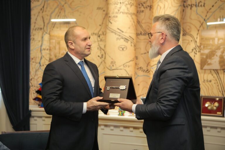 Presidenti i Bullgarisë, Rumen Radev nderohet me “Çelësin e Qytetit” të Tiranës