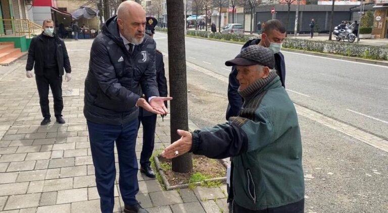 Rama zbret në terren, u bërtet të moshuarve: Ikni në shtëpi, mos e zgjasni!
