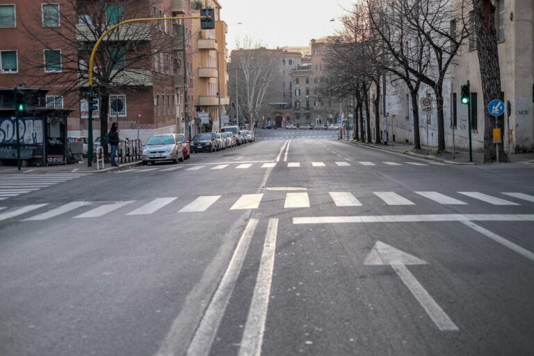 Masat e reja kundër koronavirusit/ Roma zgjohet e shkretë, monumentet pa turistë