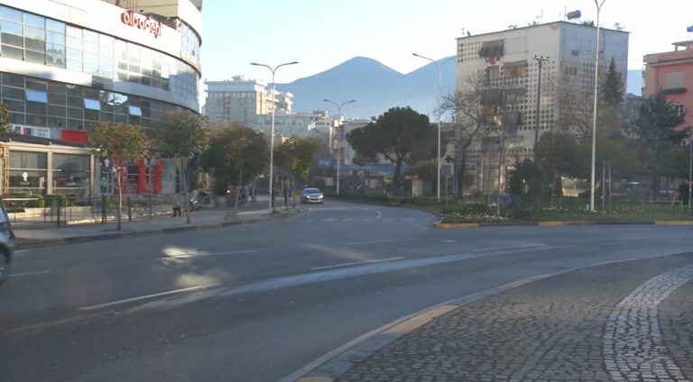 Më pak njerëz në tregje dhe rrugë, Tirana “heq dorë” nga zhurma dhe trafiku