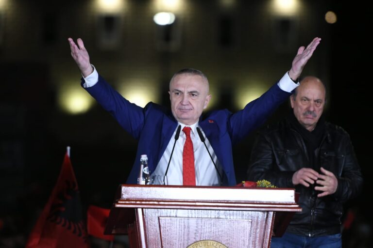 Presidenti Meta: Pasuria kombëtare po vidhet çdo ditë