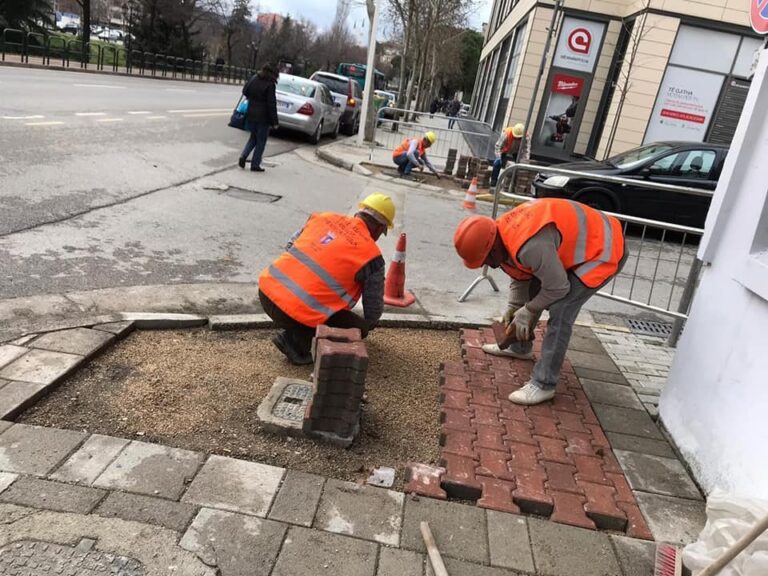 Bashkia Tiranë shton trotuaret me rampa, lehtëson lëvizjen për personat me aftësi të kufizuar