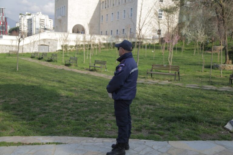 Policia shton patrullimet në zonat ku banojnë të kthyerit nga zonat e kuqe