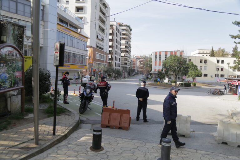 ”Të pabindurit” në rrugë/Policia: Në pranga 5 shoferë, 334 gjoba, 18 makina u bllokuan (VIDEO)