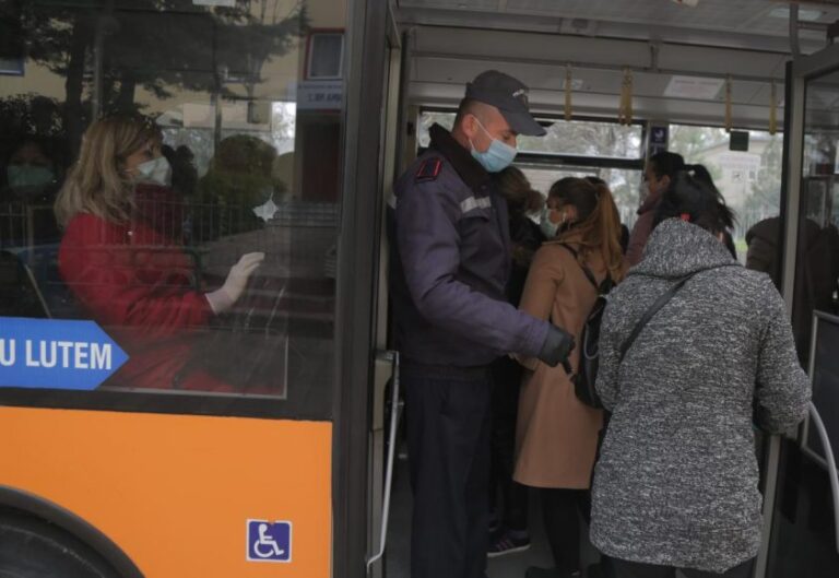 Rrugët bosh, autobusët plot në Tiranë (FOTO)